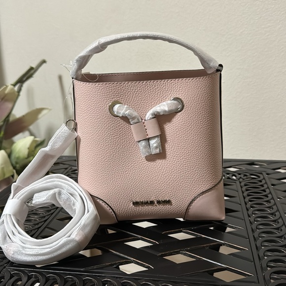 Michael Kors Handbags - ❌SOLD❌NWT Michael Kors Mercer Pebbled Leather Bucket Bag